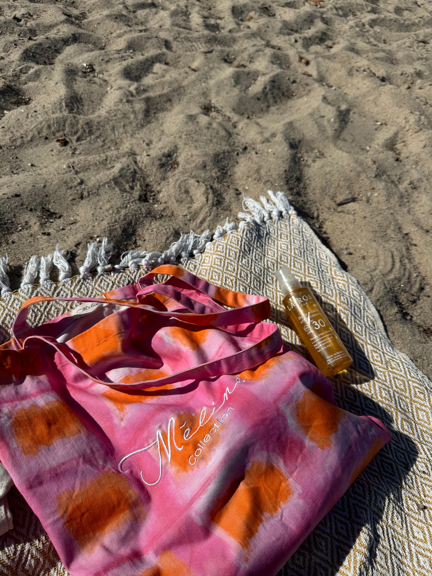 Tote bag aux couleurs d'un coucher de soleil. Collection printemps/été, mode éthique et féminine, fabriquée au Portugal avec des tissus dormants.